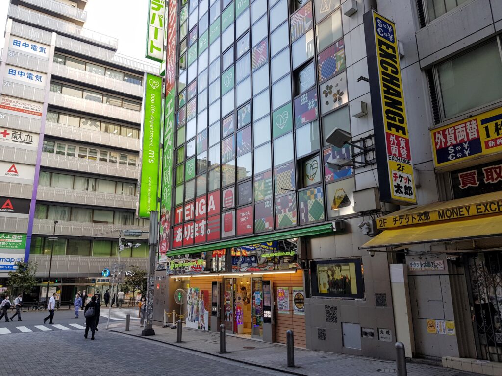 Fachada de M's Pop Life en el barrio otaku de Akihabara